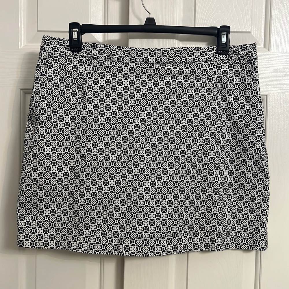 U86- LIZ WEAR Black White Geo Pattern Golf Tennis Skort Skirt Short Size 16